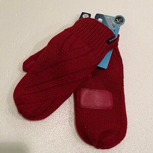 ISOTONER Chili Pepper Red Knit Mittens. SmartDri, One size.